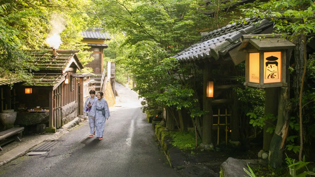 黒川温泉を散策する画像